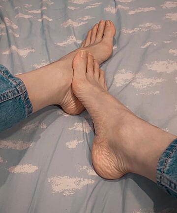 Feet Feet Fetish video by Redmarierose — latina