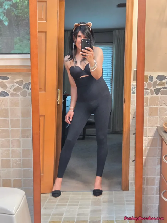 A kitty cat with earrings...haha you can say you've seen it! 😄 😆 🤣 😂 also...could've done w/nicer shoes but they were kitten heels! — gonemildcd