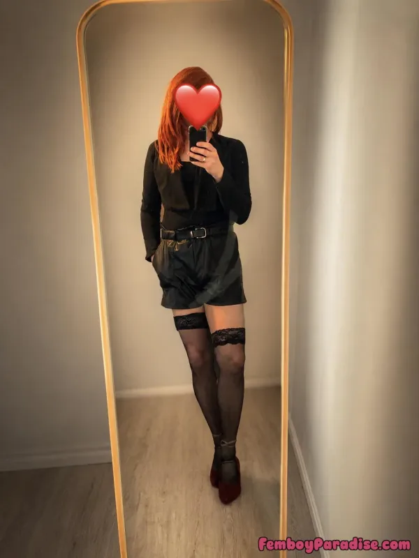 Reading that the toughest men often make the most beautiful women made me wonder: does the world force us to be hard, so we seek peace in our feminine side? I think so. Every time I dress like this, I feel calm, relaxed, and truly happy. 🖤