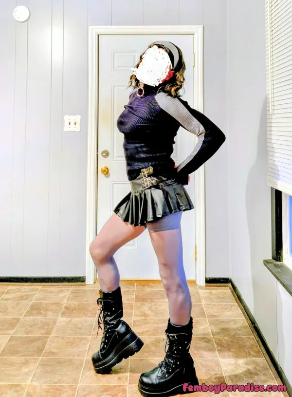 👗👢🍷😋🙃 Does my outfit look weird in this pic? Thank you. I'm trying to get better at dressing.