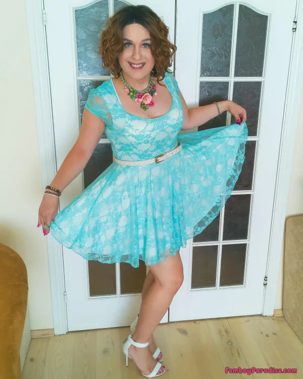 Cute dress and a cute smile 😊