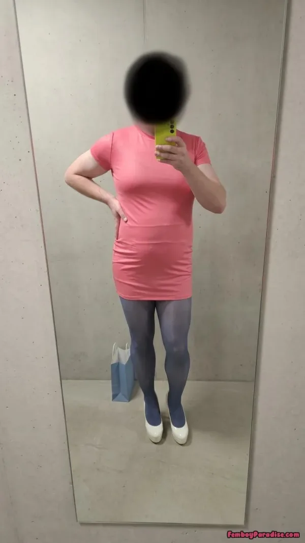 Try another pose in pink, blue and white 🥰