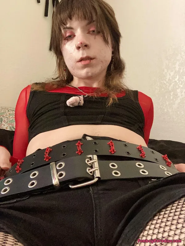 I need someone between my legs 🥵