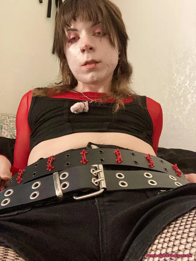 I need someone between my legs 🥵 — femboys