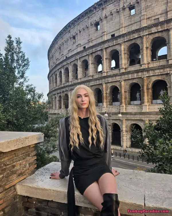 Sitting in front the Colosseum… and somehow all eyes are on me 😌