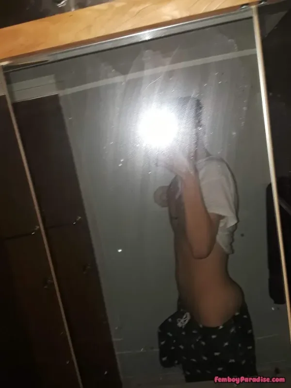 femboy mirror pic